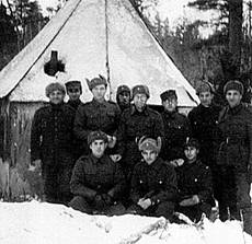 евреи около синагоги на реке Свирь, 1942 г..jpg